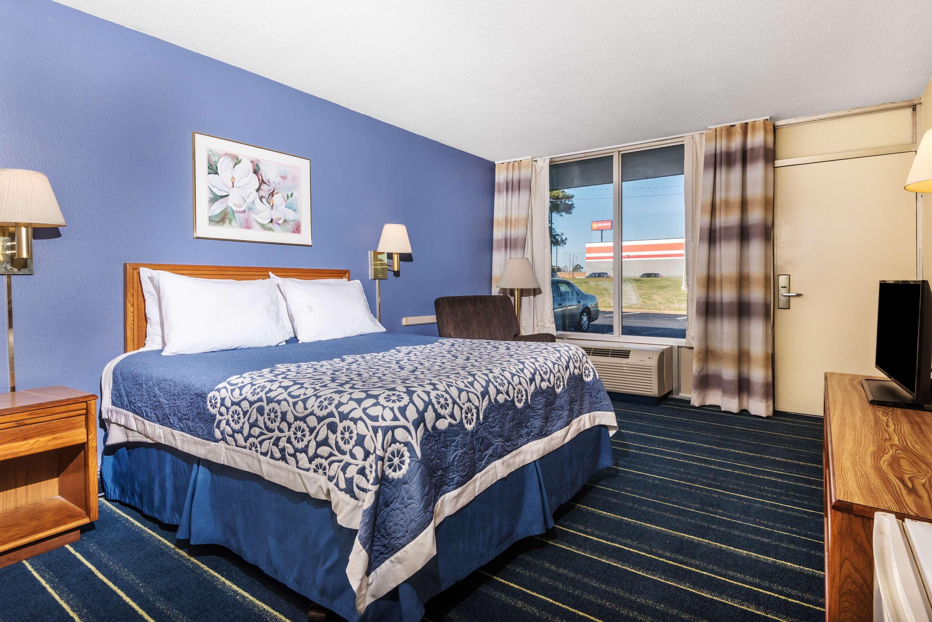 Days Inn By Wyndham Саут-Хилл Экстерьер фото